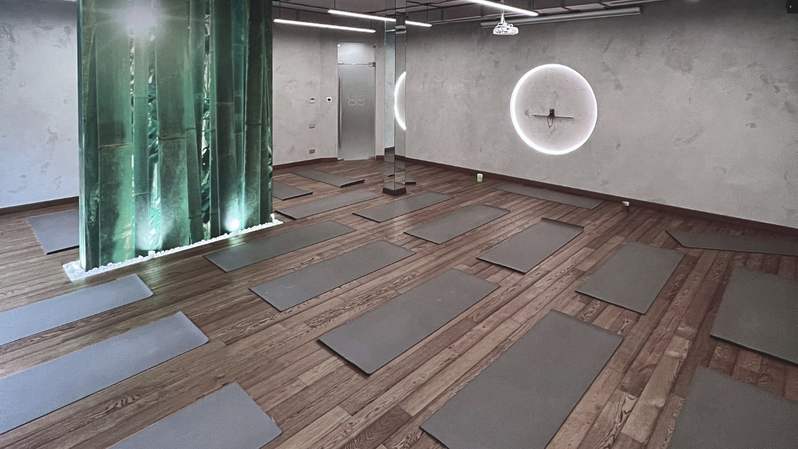 Великий зал MindfulPlace з килимками